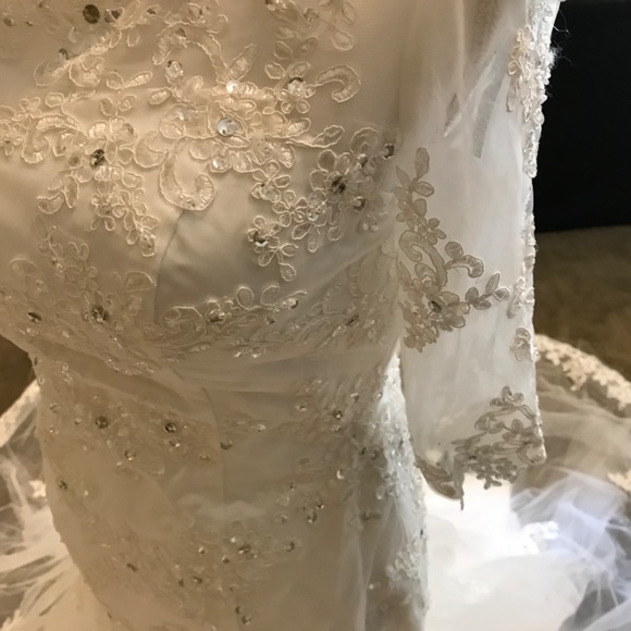 Wedding gown - Picture 12 of 16
